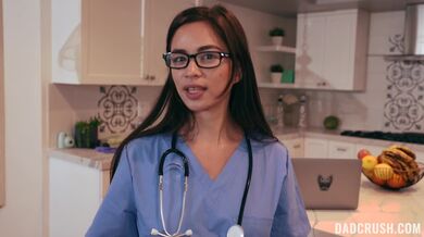 Otecko šuká nadržanú latinskoamerickú zdravotnú sestru