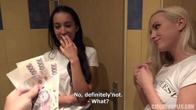 Dve baby šukajú za peniaze vo štvorke