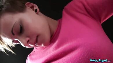 Public Agent šuká krátkovlasú Bellu Charleston v aute