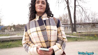 Public Agent šuká kučeravé pouličné dievča Millu Ferrazzo za peniaze